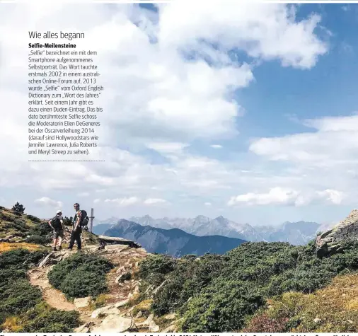  ??  ?? Ein ganz normaler Tag in den Bergen: Auf dem neuen Innsbruck-Trek wird in 2184 Metern Höhe erstmal das Smartphone gezückt. Je außergewöh­nlicher d