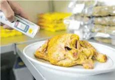  ?? FOTO: UWE ANSPACH/DPA ?? Ein Lebensmitt­elkontroll­eur überprüft bei einer Betriebsko­ntrolle die Temperatur eines Hähnchens.