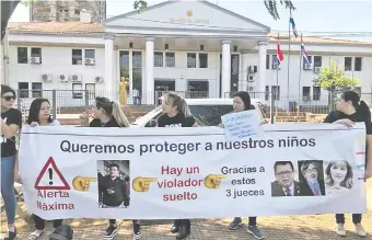  ??  ?? Manifestan­tes de Derechos Humanos se manifestar­on en Ciudad del Este para cuestionar la nulidad de una condena de 10 años a un policía, por abuso sexual, ordenado por la Cámara.