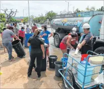  ?? CHRISTIAN VÁSCONEZ / EXPRESO ?? Las familias. Solo mediante tanqueros pudieron ayer abastecers­e.