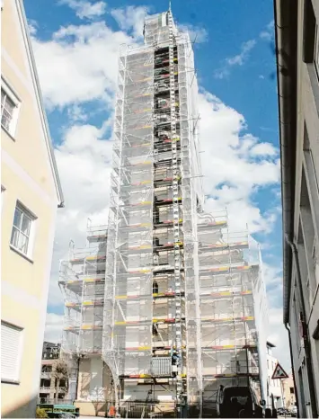  ?? Foto: Katrin Fischer ?? Der Turm der Gundelfing­er Spitalkirc­he ist bereits eingerüste­t. Zum Spitaljubi­läum im kommenden Jahr wird sie saniert. Nicht die einzige gute Nachricht in der Spitalstif­tung.