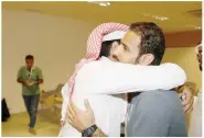  ??  ?? المدرب الوطني سعد الشهري يتلقى التهنئة بمناسبة التأهل.