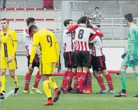  ?? FOTO: MIREYA LÓPEZ ?? Hacia arriba Los cachorros celebran uno de los goles ante Osasuna B