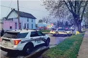  ?? PATCH / THE (TOLEDO) BLADE DAVID ?? Officers on the scene where 14-year-old Zhonasia Ticey was shot Friday on a North Toledo street corner.