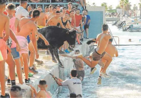  ?? // EFE ?? Varios jóvenes, en una celebració­n de ‘bous a la mar’ en Denia