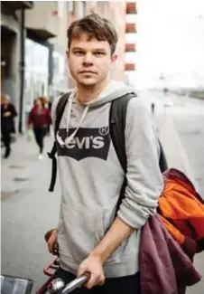  ??  ?? ”När jag kom upp till cykelbanan vid Gullmarspl­an blev jag väldigt överraskad. Jag har aldrig sett så många cyklister”, säger Kristian Moström, som är nyvbliven cyklist.
”Längs Skeppsbron är det ju helt vidrigt ibland. Ett lämmeltåg av cyklar. Men...