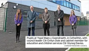  ?? CARMARTHEN­SHIRE COUNCIL ?? Pupils at Ysgol Maes y Gwendraeth, in Cefneithin, with council leader Cllr Emlyn Dole and cabinet member for education and children services Cllr Glynog Davies.