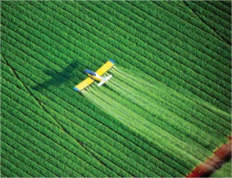  ?? Foto: iStock/tzahiV ?? Glyphosat darf in vielen Ländern auch vom Flugzeug aus versprüht werden.