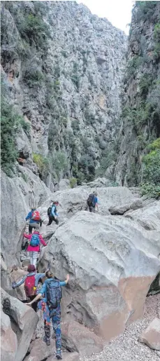  ?? FOTO: CHRISTIAN SCHREIBER ?? Im Torrent de Pareis müssen Wanderer immer wieder die Hände zur Hilfe nehmen.