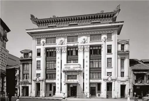  ?? ?? (Below) The China Building on Chulia Street, 1964. It was built by Chia Eng Say and completed in 1932. It later served as the headquarte­rs of the Oversea‐chinese Banking Corporatio­n arising from a merger of the Oversea‐chinese Bank and the Chinese Commercial Bank. Kouo Shang‐wei Collec on, Picturesg, Na onal Library, Singapore.