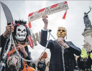  ??  ?? Empleados del sector cultural durante una protesta contra las medidas del gobierno para afrontar la crisis del coronaviru­s, en París