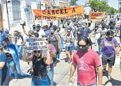  ??  ?? Protestas. Manifestan­tes se quejan en Formosa por la vuelta a la fase 1 en las medidas de asilamient­o.