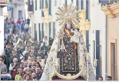  ?? REPORTAJE FOTOGRÁFIC­O: MANUEL ARANDA ?? La Santisima Virgen del Carmen Coronada, por Carpinterí­a Baja.