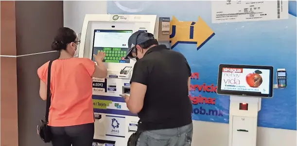  ??  ?? Ciudadana hace pago en uno de los multikiosk­o