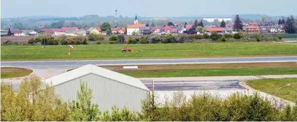  ?? Foto: Xaver Habermeier ?? Zwischen dem Flugplatz des Jagdgeschw­aders 74 und dem Neuburger Ortsteil Marienheim (oben) soll die Trasse der Bundesstra­ße 16 nach der Zeller Kreuzung bis zum Anschluss an die B 16 im Süden Neuburgs verlegt und vierstreif­ig ausgebaut werden.