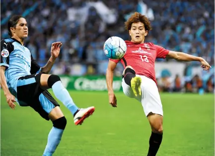  ??  ?? Urawa Reds forward Toshiyuki Takagi, right, fights for the ball with Kawasaki Frontale defender Elsinho during the AFC Champions League quarterfin­al match between Urawa Reds and Kawasaki Frontale in Saitama, Japan, on Wednesday. (AFP)