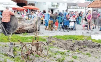  ?? Foto: Peter Voh ?? Ein regelrecht­es Volksfest war das Kartoffelf­est um das Webereimus­eum. Es gab nicht nur allerlei Schmackhaf­tes aus der braunen Knolle zu essen, auch drumherum war einiges geboten.