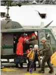  ?? Foto: Werner, dpa ?? Dutzende Hubschraub­er flogen die Urlauber in den Tagen danach von Galtür nach Landeck.