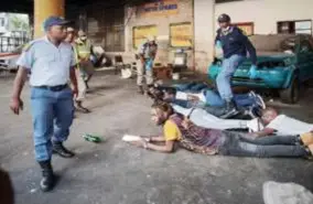  ?? FOTO AFP ?? In Zuid-Afrika is er al een lockdown. De ordedienst­en botsen op een groepje die het samenschol­ingsverbod niet naleeft.