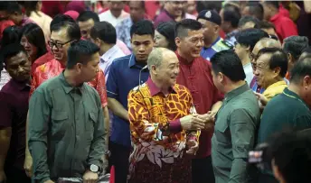  ?? Bernama photo — ?? Photo shows Hajiji (centre) greeting the guests at the district-level Chinese New Year 2024 event in Sandakan.