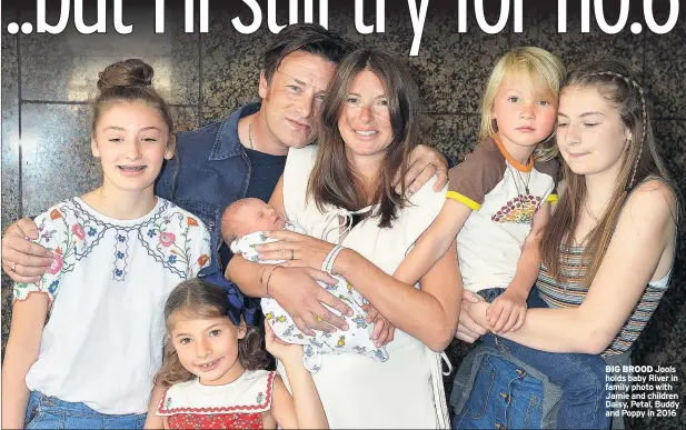  ??  ?? BIG BROOD Jools holds baby River in family photo with Jamie and children Daisy, Petal, Buddy and Poppy in 2016