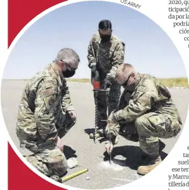  ?? US ARMY ?? Militares de EEUU evalúan la pista del aeródromo Ben Guerir, en Marruecos, para las maniobras militares African Lion 21.