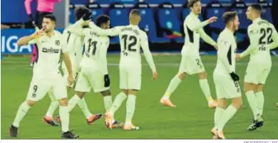  ?? JON RODRÍGUEZ / EFE ?? Luis Suárez celebra su gol en Mendizorro­za, que valió el triunfo del Atlético ante el Alavés.