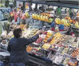  ?? Ferran Nadeu ?? Un puesto de fruta y verdura en el mercado barcelonés de la Estrella.