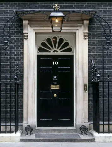  ?? ?? Above: The most familiar door of all. Right: Notting Hill’s blue door, sold for £5,750