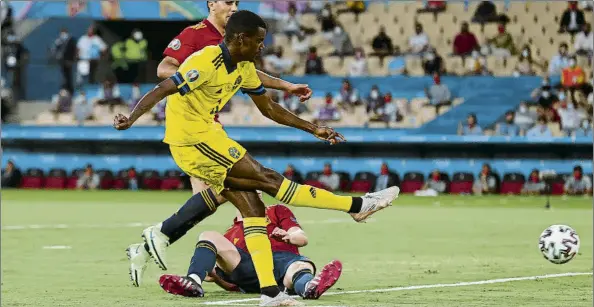  ?? FOTO: GETTY IMAGES ?? Alexander Isak chuta con Laporte sentado tras su amago
La oportunida­d clamorosa del sueco se estrelló primero en Marcos Llorente y luego en el poste