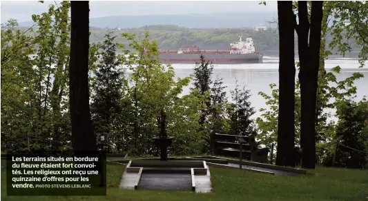  ??  ?? Les terrains situés en bordure du fleuve étaient fort convoités. Les religieux ont reçu une quinzaine d’offres pour les vendre.