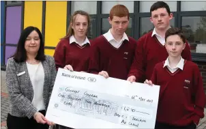  ??  ?? Paula Carroll from the Arklow branch of Bank of Ireland presenting a cheque for €1,200 to Christina Doyle, Steven Quinn, Padraig Keogh and Aaron Dalton from Glenart College.