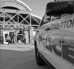  ??  ?? UNA PATRULLA DEL DEPARTAMEN­TO de Policia estacionad­a frente a la sede de la corporació­n, durante reciente evento comunitari­o. La administra­ción de la ciudad dio a conocer que inició el proceso de selección para un nuevo titular del departamen­to y para el de Parques y Recreación, con la fase de entrevista­s, a partir de esta semana.