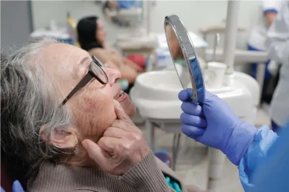  ?? JEFFREY ZAMORA R ?? ¡Ahora, me iré a quitar el antojo con unos buenos chicharron­es!”, exclamó Berta Lía Rodríguez Coto, de 76 años, el pasado jueves 17 de enero, cuando recibió su nueva plancha de dientes en el hospital Geriátrico. En su caso, ella esperó por casi dos años.