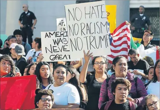  ?? REED SAXON / AP ?? Protesta en Los Ángeles contra los planes del presidente electo de expulsar a millones de inmigrante­s, el pasado 14 de noviembre