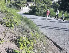  ?? FOTO: MARVIN SALGADO ?? Los peatones corren el riesgo de ser arrollados por los conductore­s que diariament­e circulan por la vía de comunicaci­ón.