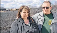  ?? COLIN CHISHOLM ?? Cindy Porter, standing next to her husband, said she was terrified as the brush fire inched closer and closer to her home.