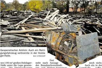  ?? BILD: S FRIEDHOFF ?? Gespenstis­cher Anblick: Auch ein Reinigungs­fahrzeug verbrannte in der Holzlager-Halle.