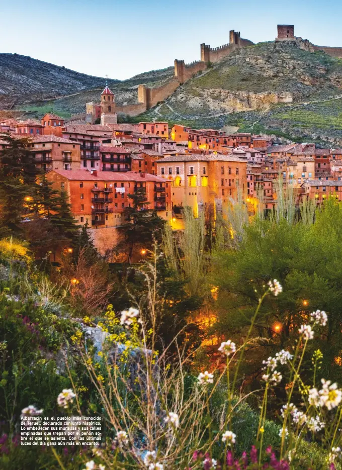  ??  ?? Albarracín es el pueblo más conocido de Teruel, declarado conjunto histórico. Lo embellecen sus murallas y sus calles empinadas que trepan por el peñón sobre el que se asienta. Con las últimas luces del día gana aún más en encanto.