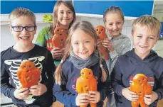  ?? FOTO: GEMEINSCHA­FTSSCHULE ?? Fürs Singen bekommen die Schüler Nikoläuse.