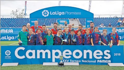  ??  ?? FIEL A LA TRADICIÓN. El Barça festeja su décimo título en LaLiga Promises celebrada en Vila-real.