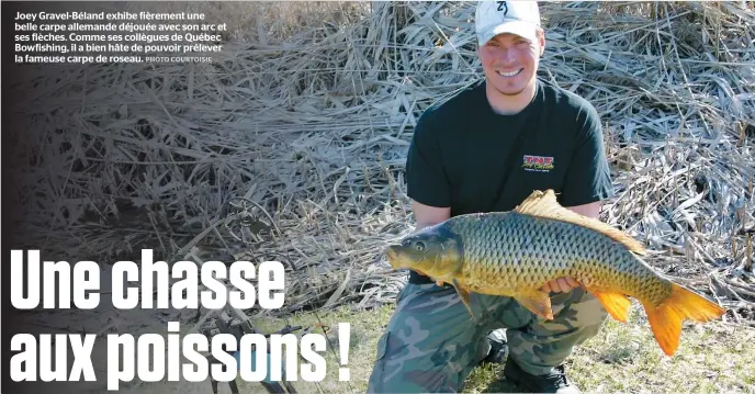  ??  ?? Joey Gravel-Béland exhibe fièrement une belle carpe allemande déjouée avec son arc et ses flèches. Comme ses collègues de Québec Bowfishing, il a bien hâte de pouvoir prélever la fameuse carpe de roseau.