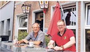  ?? FOTOS: TIM ?? Manfred Schumacher (l.), Wirt des Café Columbus, und Alain Brock, Organisato­r des Public Viewings – und laut Bürgermeis­ter „der Belgischst­e aller Belgier“in Eupen.