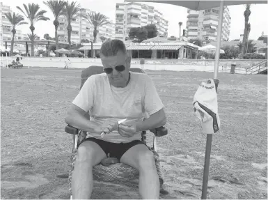  ?? Fotos: Michael Trampert ?? José Pérez Urbano bei seiner Arbeit am Ferrara-Strand in Torrox Costa.