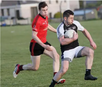  ?? Pic: ?? Gerard O’Kelly Lynch of St Mary’s in action with Tubbercurr­y’s Brian Curran in Kent Park. Carl Brennan.