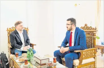  ?? [ Akos Burg ] ?? Ibrahim Olgun (r.), Präsident der Islamische­n Glaubensge­meinschaft in Österreich, im Gespräch mit „Presse“-Redakteur Erich Kocina.