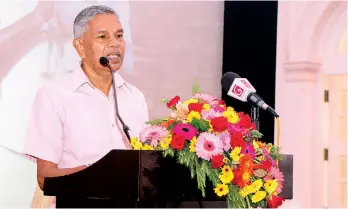 ??  ?? Sri Lanka's oldest hotel doorman speaks at a felicitati­on event.