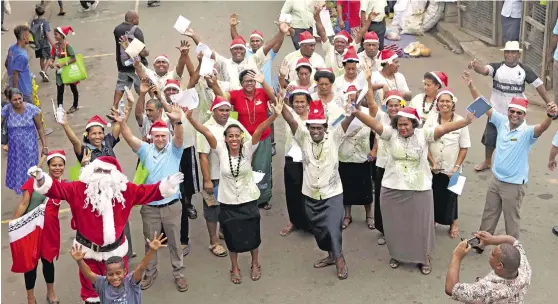  ?? Photo: Outrigger Fiji Beach Resort ?? Outrigger Fiji Beach Resort general manager Peter Hopgood dressed as Santa with staff members were at Sigatoka Town and the hospital on December 22, 2017.