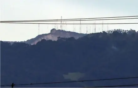  ?? AloNSo TeNorIo ?? La mayoría de estas torres y antenas ya fueron reubicadas, pero las autoridade­s llaman a movilizar ocho que aún están en zona de riesgo.