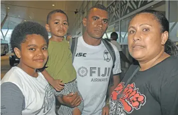  ?? Photo: Waisea Nasokia ?? Fiji Airways 7’s rep Eroni Sau wih relatives at the Nadi Internatio­nal Airport on February 21, 2018.